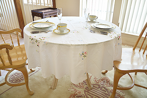 Rose Style 68" Round Tablecloth. White. - Click Image to Close